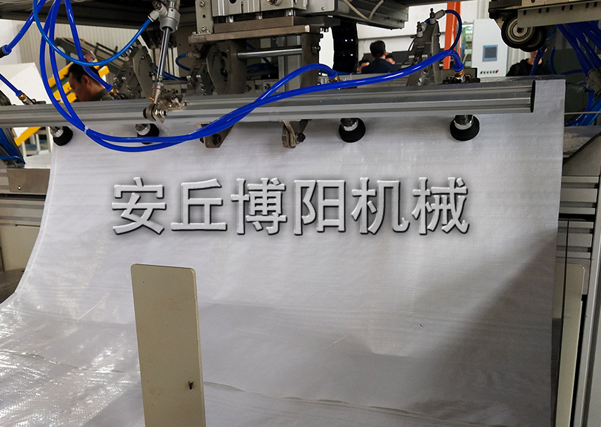 飼料原料全自動(dòng)包裝碼垛機(jī)的工作原理和特點(diǎn)是什么？